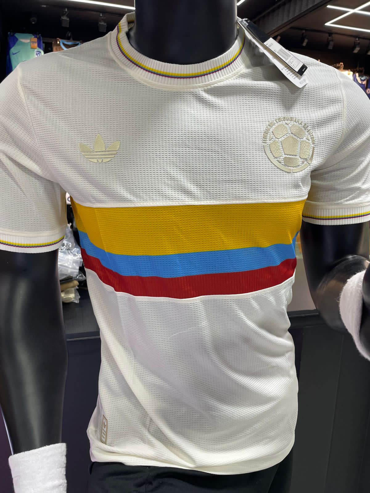 Combo Camiseta Centenario Selección Colombia 1.1 + Gorra Oficial del Centenario + Llavero