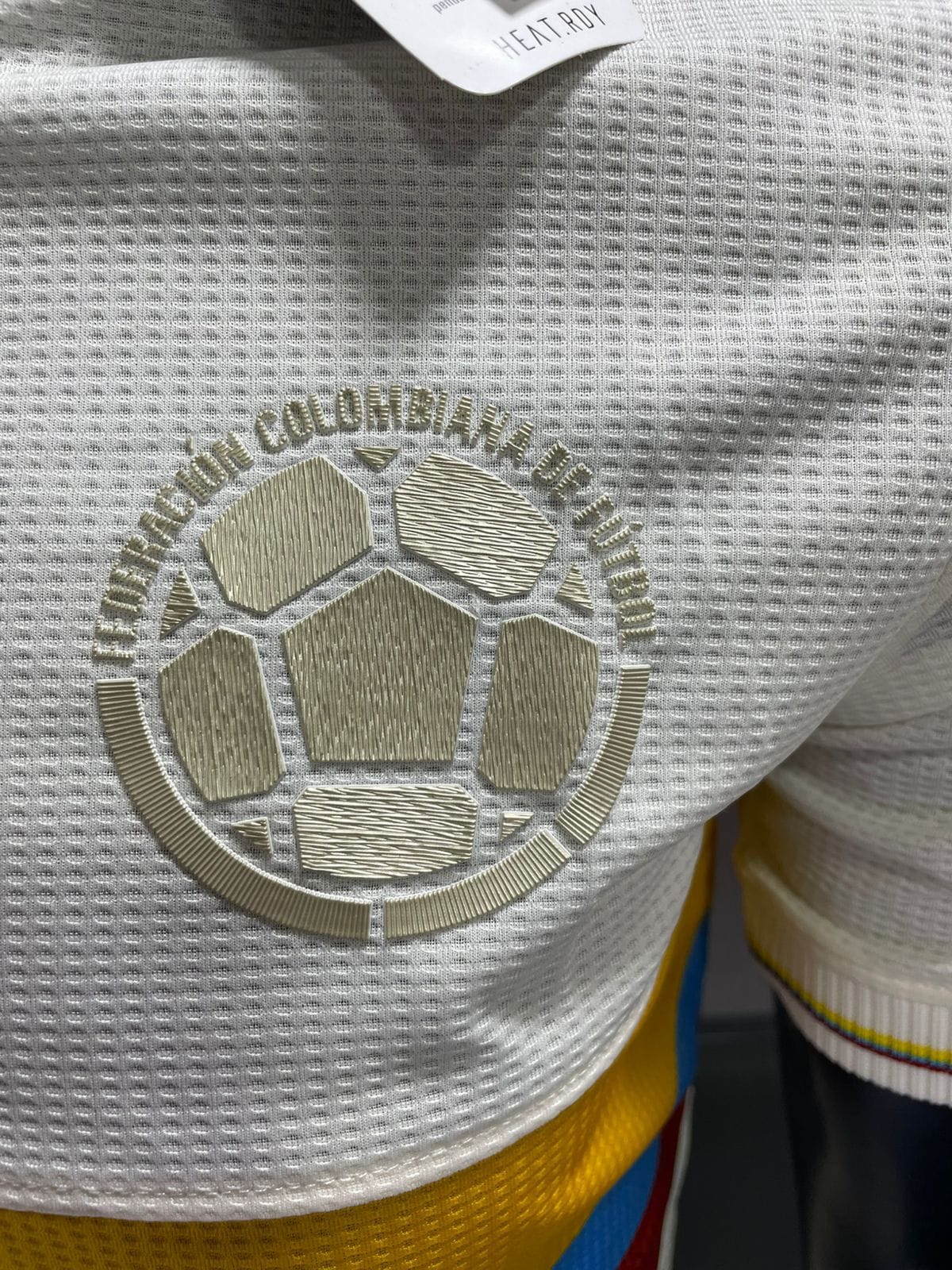 Combo Camiseta Centenario Selección Colombia 1.1 + Gorra Oficial del Centenario + Llavero