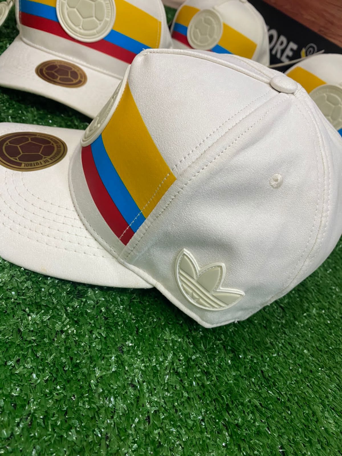 Combo Camiseta Centenario Selección Colombia 1.1 + Gorra Oficial del Centenario + Llavero
