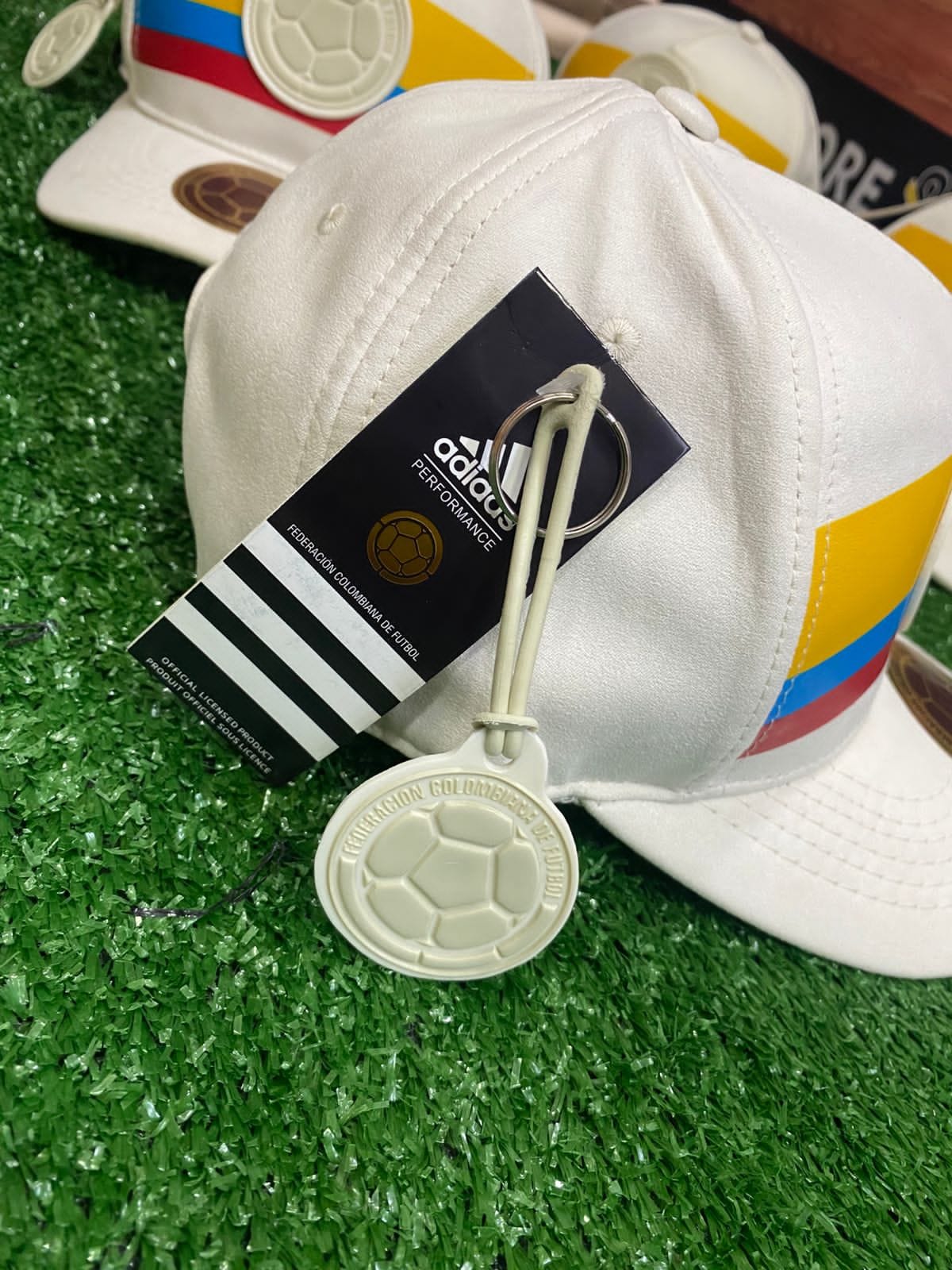 Combo Camiseta Centenario Selección Colombia 1.1 + Gorra Oficial del Centenario + Llavero